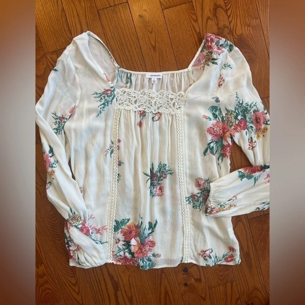 🎉2/$10 Eyeshadow Floral Flowy Blouse Large - Picture 3 of 6